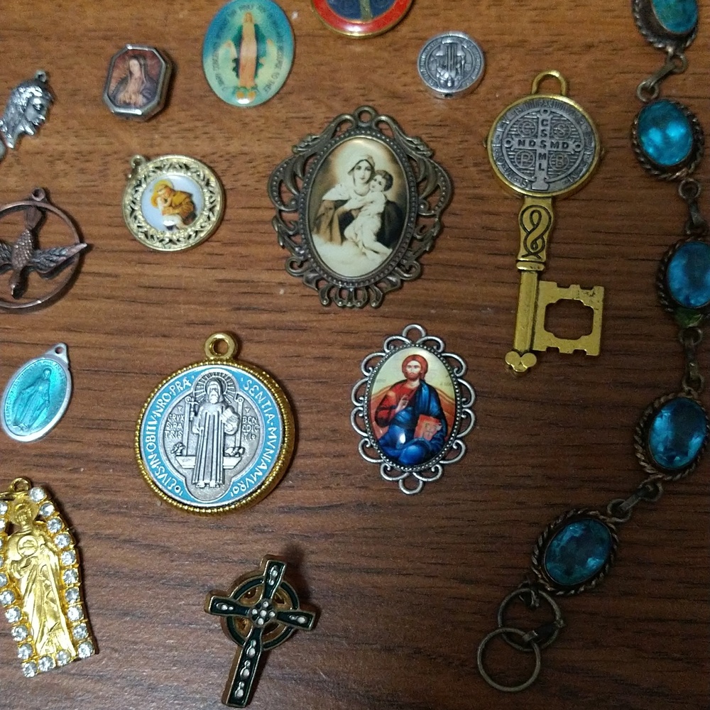 Religious Lot - Picture 5 of 9